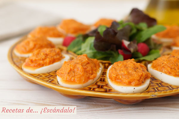 Receta de huevos rellenos de atun y tomate, un aperitivo muy facil