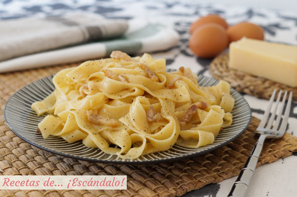 Receta de tagliatelle a la carbonara, tradicional italiana sin nata