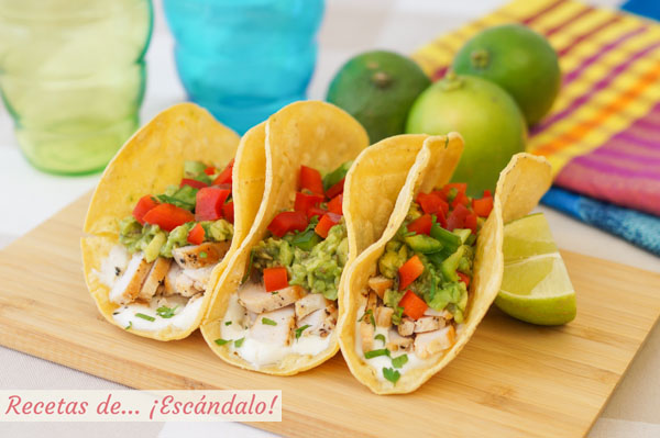 Receta de tacos de pollo con aguacate, pimientos y crema agria