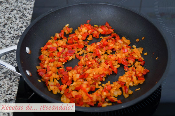 Sofrito de cebolla y pimiento rojo