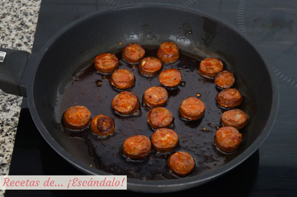 Chorizo salteado para huevos a la flamenca
