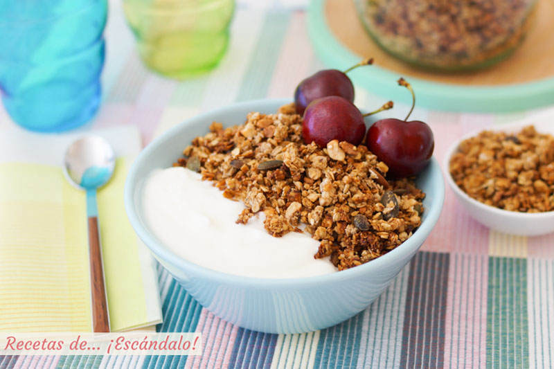 Granola casera de avena, frutos secos y semillas. Receta de desayuno saludable