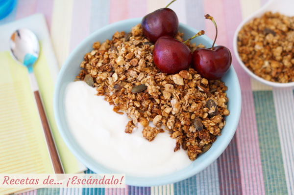 Receta de granola casera de avena, frutos secos y semillas, un desayuno saludable