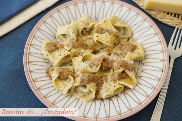 Receta de tortellinis de pasta fresca casera rellenos con carrilleras de cerdo en salsa