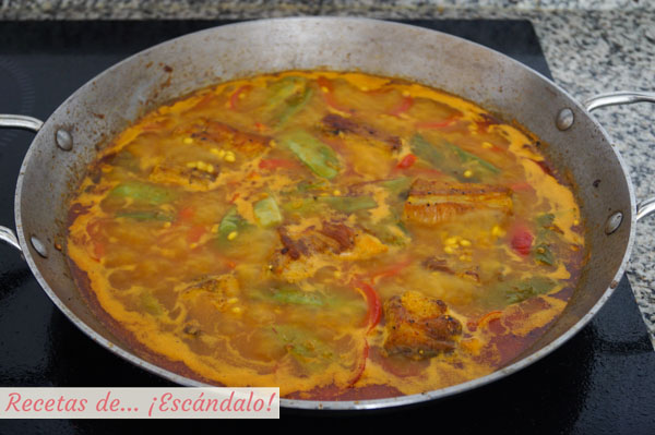 Arroz con costillas de cerdo y verduras tradicional