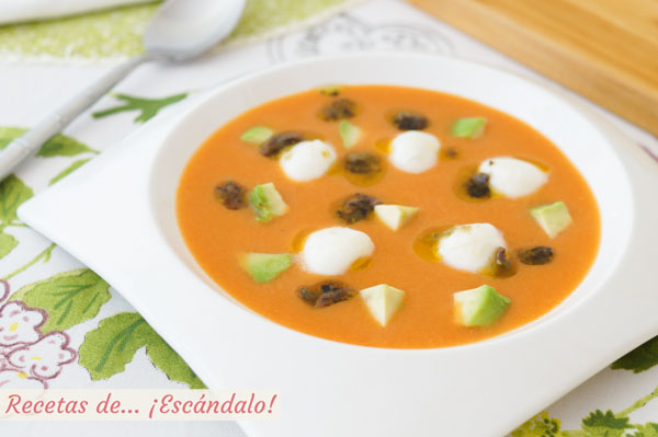 Receta de salmorejo con mozzarella y picadillo de anchoas, alcaparras y aceitunas