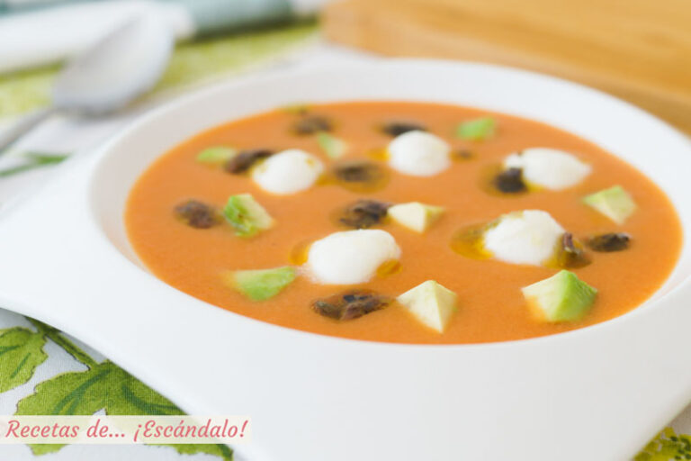 Salmorejo con mozzarella y picadillo de anchoas, alcaparras y aceitunas