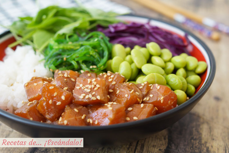 Poke bowl de salmon, la ensalada hawaiana saludable y rica