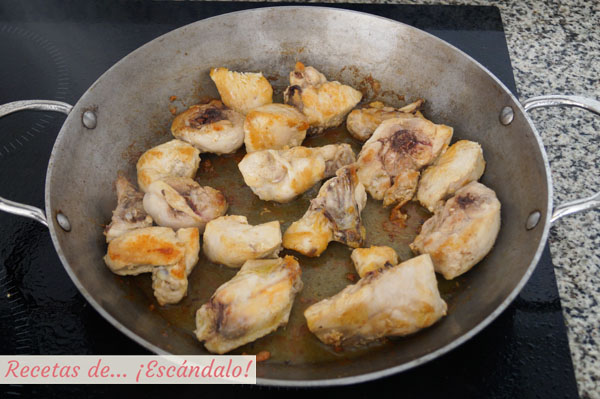 Pollo dorado para arroz