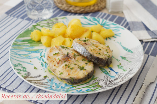 Receta de merluza a la plancha muy jugosa, con trucos para que no se rompa