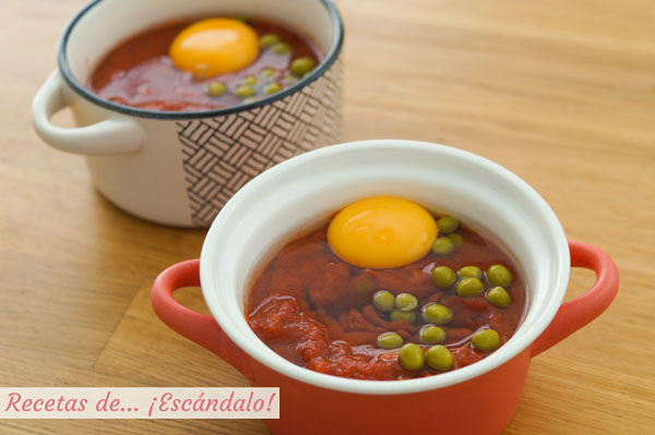 Como hacer huevos al plato con jamon y guisantes. Receta rapida y facil