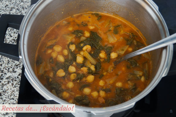 Como hacer potaje de garbanzos con acelgas, un platazo saludable de cuchara
