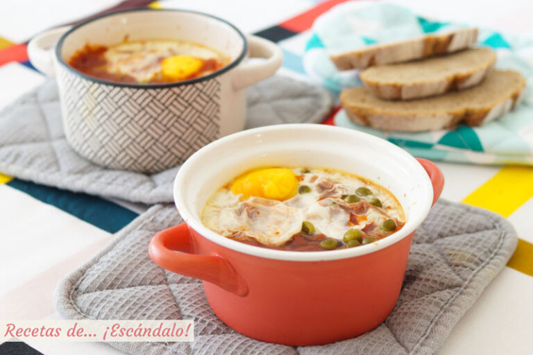 Huevos al plato con jamón y guisantes. Receta rápida y fácil