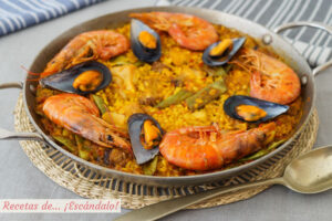 Paella mixta con marisco, carne y verduras. Receta de arroz deliciosa