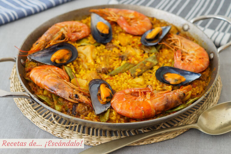 Paella mixta con marisco, carne y verduras. Receta de arroz deliciosa