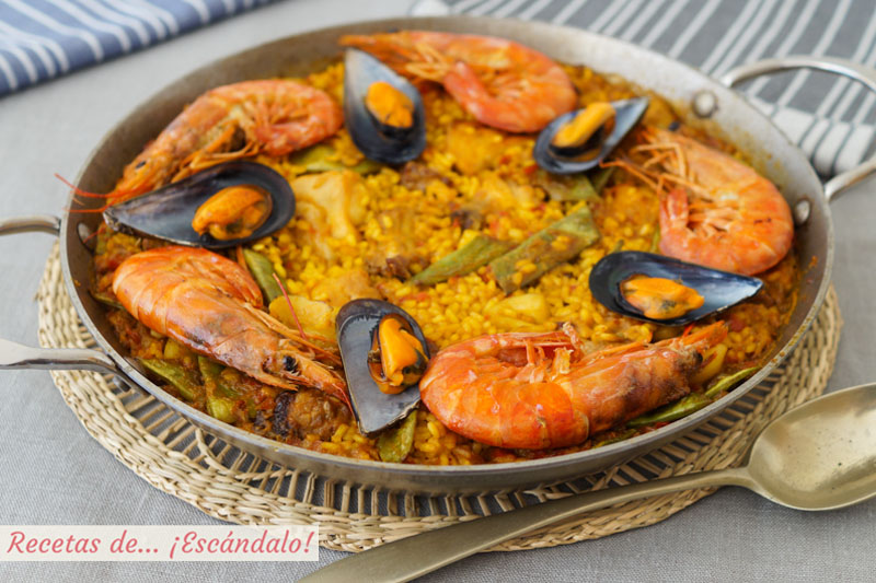 Paella mixta con marisco, carne y verduras. Receta de arroz deliciosa