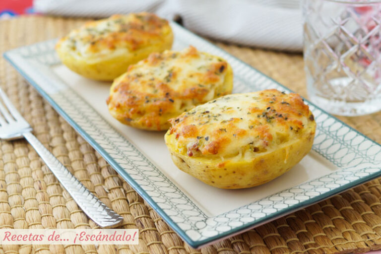 Patatas rellenas al horno con jamón, puerros y queso. Receta sencilla