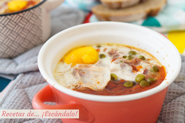 Receta de huevos al plato con jamon y guisantes