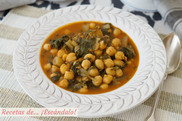 Receta de potaje de garbanzos con acelgas, un platazo saludable de cuchara