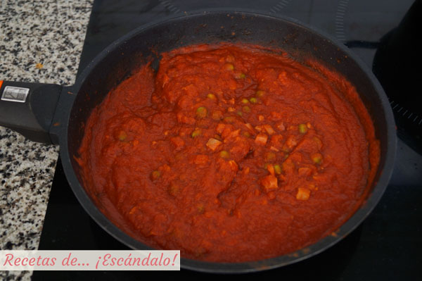 Salsa de tomate con jamon y guisantes