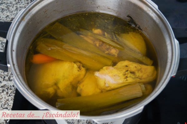 Caldo de pollo casero