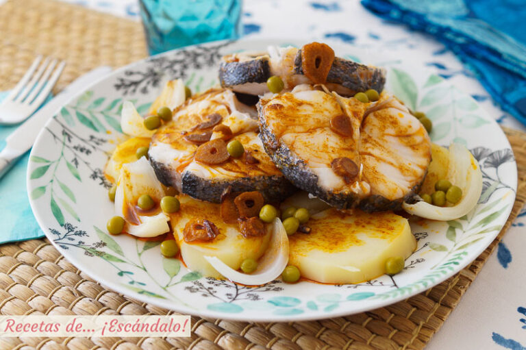 Merluza a la gallega con ajada, patatas y guisantes. Receta tradicional