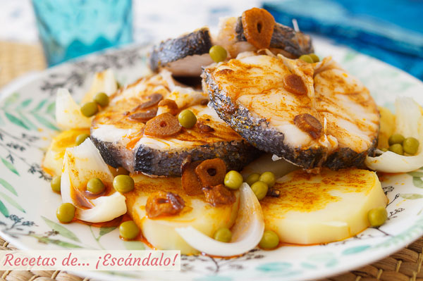 Receta de merluza a la gallega con ajada, patatas y guisantes