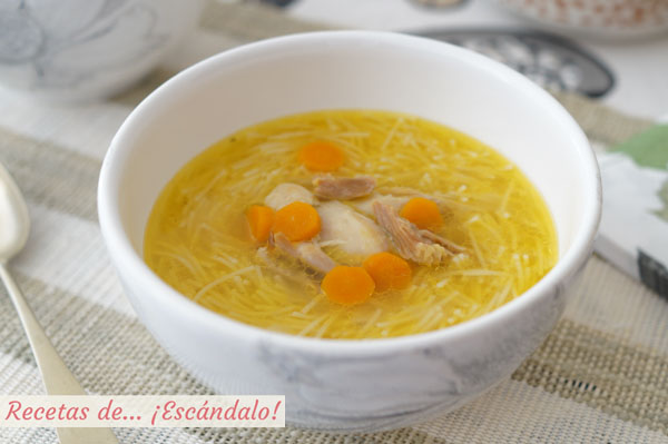Receta de sopa de pollo con caldo de pollo casero, irresistible
