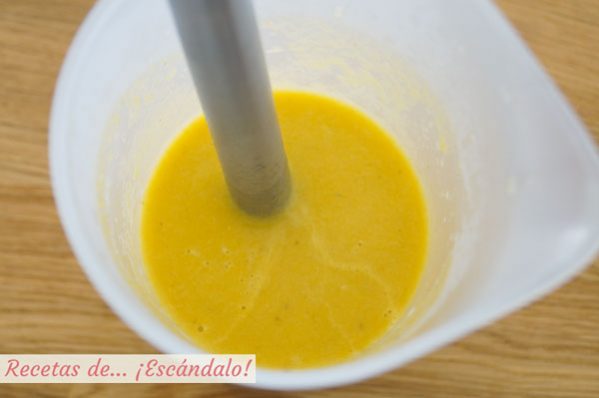 Verduras trituradas para la sopa de pollo