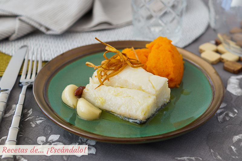Bacalao confitado con ajos, puerro crujiente y pure de calabaza