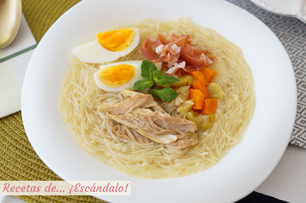 Como hacer sopa de picadillo con pollo, huevo y jamon. Receta tradicional andaluza