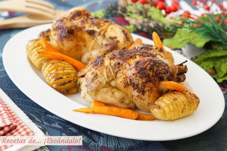 Picantones al horno con patatas hasselback y zanahorias baby