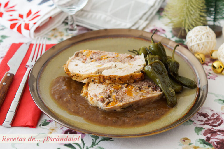 Pollo relleno deshuesado al horno con salsa de cebolla y sus jugos