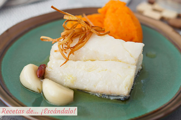 Receta de bacalao confitado con ajos, puerro crujiente y pure de calabaza