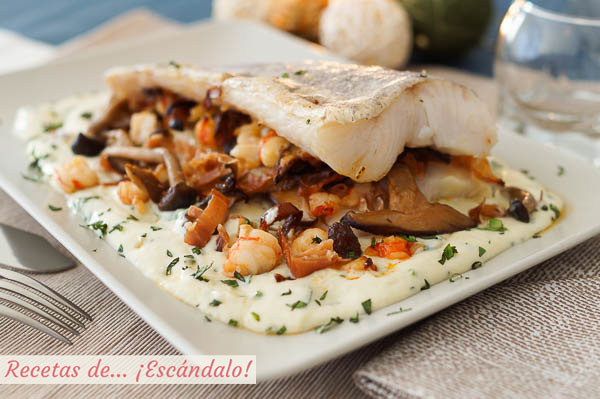Receta de merluza rellena de gambones y setas con bechamel de puerros y albahaca
