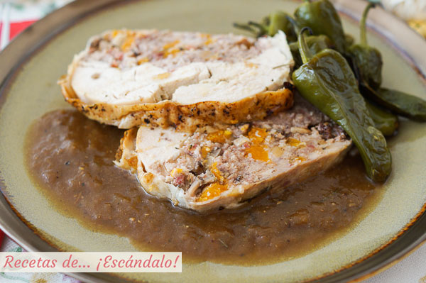Receta de pollo relleno deshuesado al horno con salsa de cebolla y sus jugos