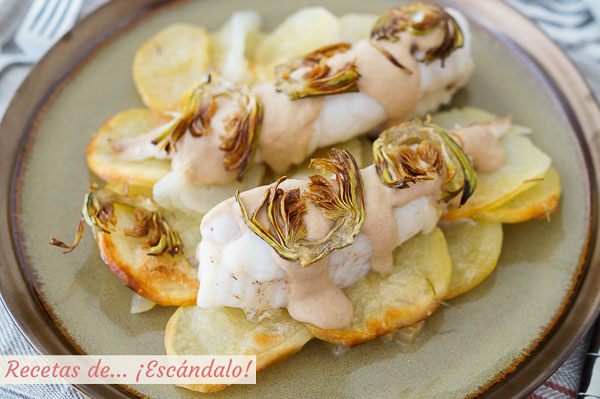 Receta de rape al horno con patatas panaderas, salsa de almendras y alcachofas