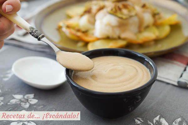 Receta de salsa de almendras casera y cremosa, ideal para carnes y pescados