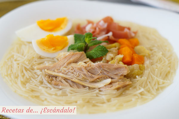 Receta tradicional de sopa de picadillo con pollo, huevo y jamon