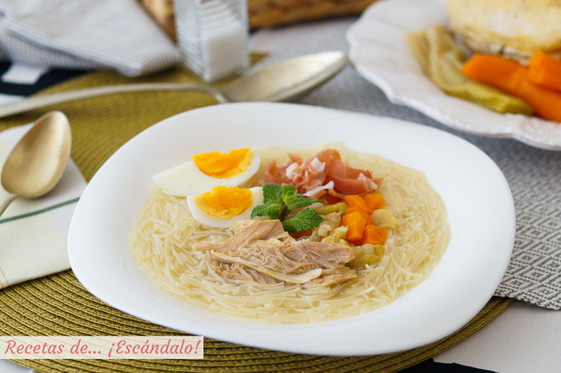 Sopa de picadillo con pollo, huevo y jamon. Receta tradicional andaluza