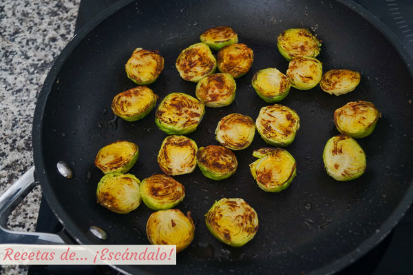 Coles de bruselas salteadas al ajillo