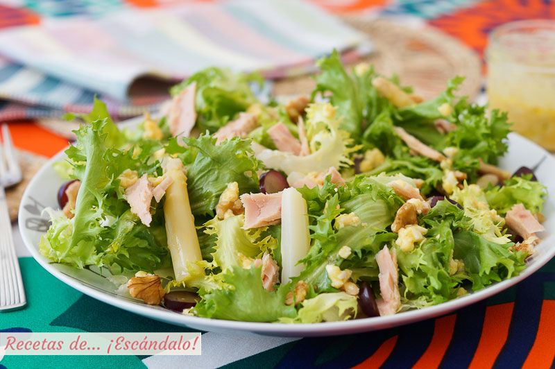 Ensalada de escarola con bonito, esparragos y vinagreta de huevo y mostaza