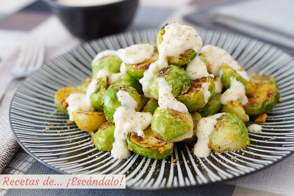 Receta de coles de bruselas salteadas al ajillo con salsa de queso