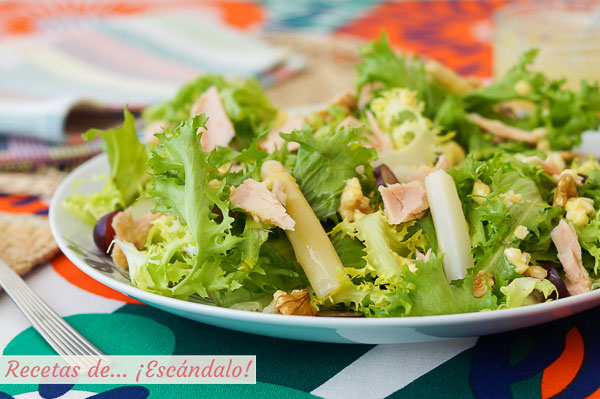 Receta de ensalada de escarola con bonito, esparragos y vinagreta de huevo y mostaza