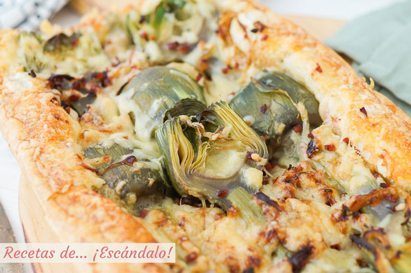 Receta de tarta salada de hojaldre con alcachofas, jamon serrano y queso cheddar