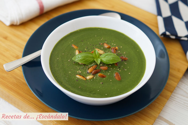 Crema de espinacas con pinones y albahaca. Receta facil y saludable