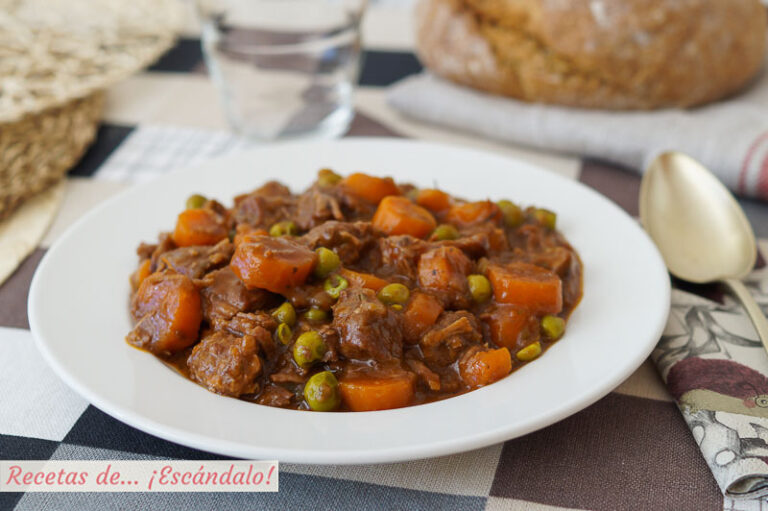 Ragú o ragout de ternera al vino tinto con verduras, súper sabroso