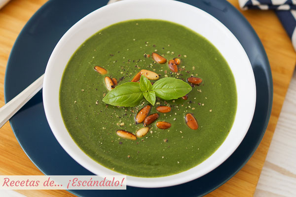 Receta facil y saludable de crema de espinacas con pinones y albahaca