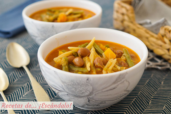Receta tradicional de sopa minestrone de verduras con pasta y alubias