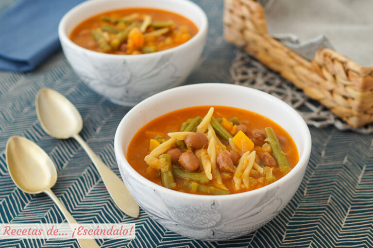 Sopa minestrone de verduras con pasta y alubias. Receta tradicional